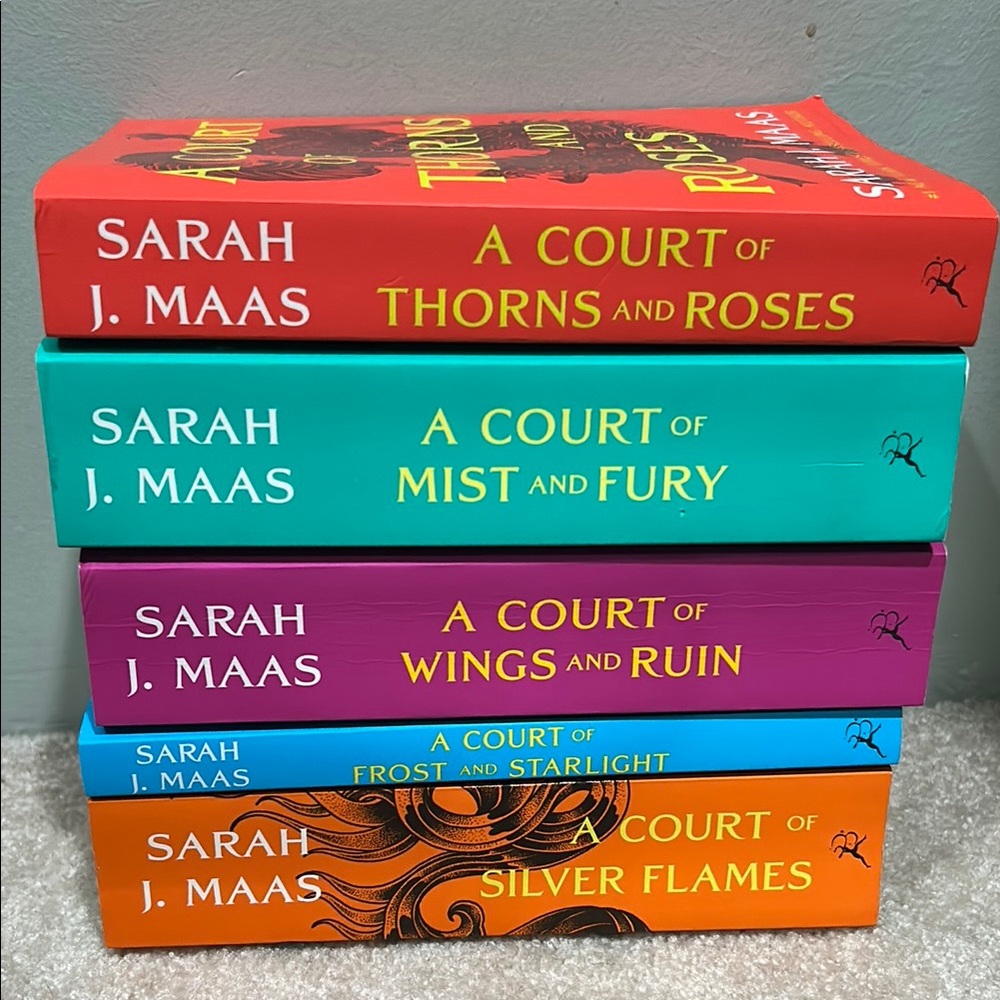 A court of thorns and roses Set by Sarah J. Maas
